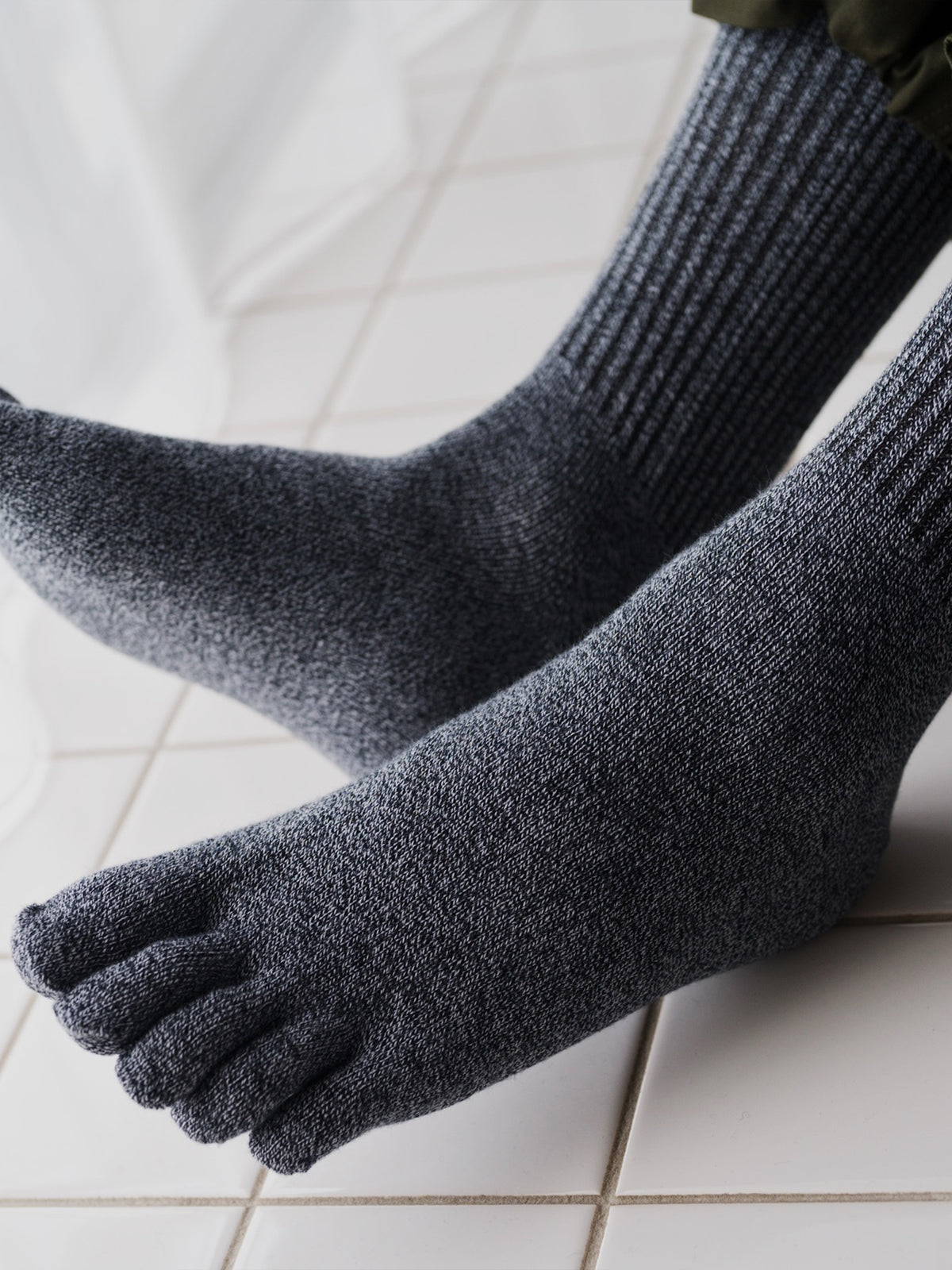 【Tabio MEN】【定番】綿履き口ゆったり五本指ソックス - チャコールモク