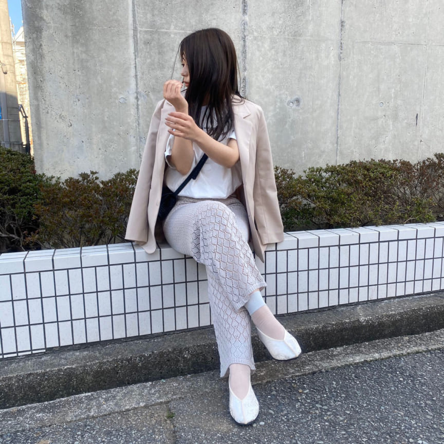 鍵編みニットのレースパンツで旬のトレンドコーデ