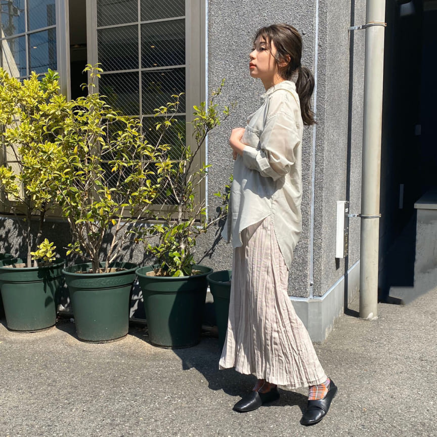 トレンドのシアーシャツには、トーンを合わせたワンピースを合わせて大人の印象に